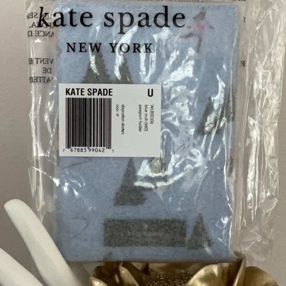 KATE SPADE NWT PASSPORT HOLDER DAYCATION SKATERS WITH CHRISTMAS TREES - Picture 10 of 10